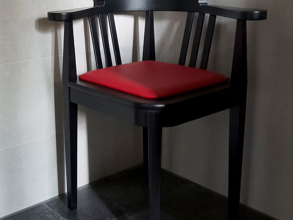 Eckstuhl, schwarz mit rotem Lederpolster